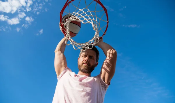 Barbudo hombre jugador lanzar pelota de baloncesto a través de la cesta, pasatiempo deporte — Foto de Stock