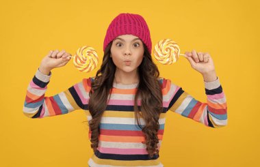 Surat asmak. Lolipop bayan. Çubuklu lolipop şekerli hippi çocuk. karamel şekeri