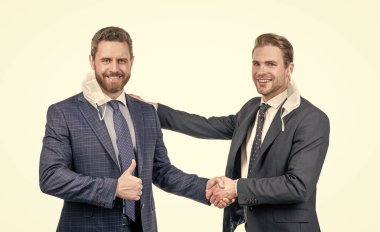 Solunum maskeli meslektaşlar salgın ve iş toplantısı sırasında başarılı bir anlaşma sonrasında el sıkışıyorlar.