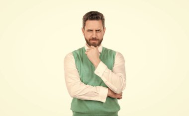 Gülümseyen sakallı zarif adam beyaz arka planda soyutlanmış, zarif