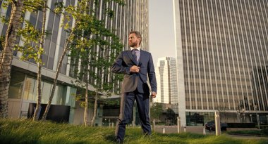 Modern kablosuz bilgisayarı olan patron. Ofis dışında ciddi bir iş adamı. iş başarısı.