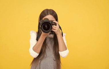 Mutlu genç kız fotoğrafçı dijital fotoğraf makinesi, fotokopi odası, fotoğraf makinesi.