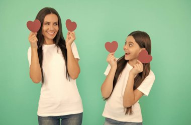 Sevgililer gününü kutluyoruz. Annemden bir çocuk. Aşkın kalp sembolü. Anne ve kızı yüreğinizi tutun..