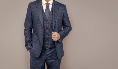 İş adamı kılığındaki kendine güvenen iş adamı, kopya alanı, resmi moda