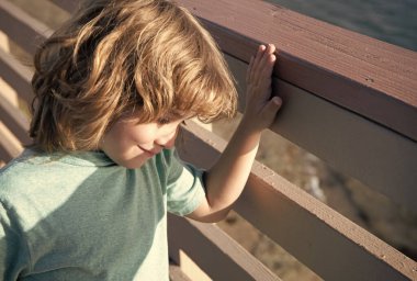 Mutlu çocuk gülüşü Yazın korkuluklarda duruyor, boş zamanlarında