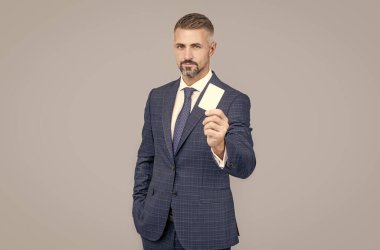 İş adamı kredi kartı ya da banka kartı gösteriyor. boş plastik kartvizit.