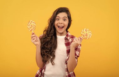 Çubukta şeker. Karamelli şeker dükkanı. Tatlı çocukluk hayatı. Genç diş bakımı. Tatlıya düşkünüm.