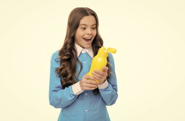 Beslenme ve hidrasyon sağlık için gereklidir. Mutlu çocuk yoğurt şişesi tutuyor. Sağlıklı su kaybı