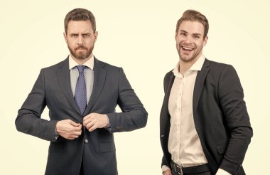 İş adamı kılığındaki patron ve çalışanlar beyaz, iş modasında izole edilmiş.