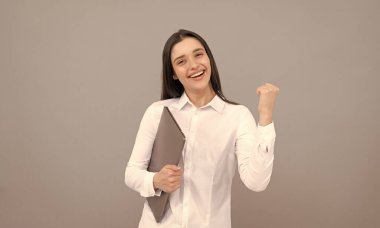 Beyaz gömlekli bir ofis müdürü. Çevik iş kavramı. İnternette çalışan başarılı kadın.