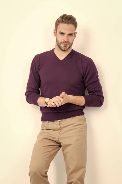 Moda masculina modelo de desgaste elegante ropa de hombre en estilo casual aislado en blanco, de moda — Foto de Stock