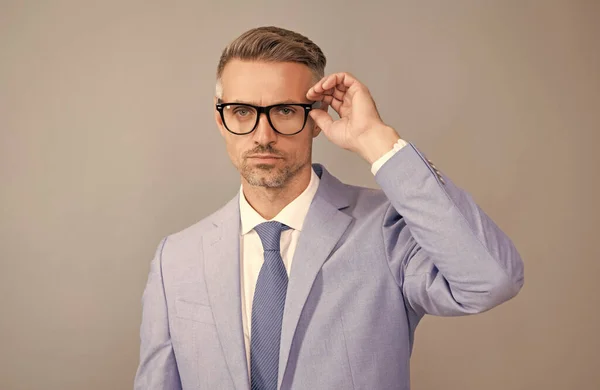 Cuidado visual óptico. El tipo parece un nerd. hombre de negocios inteligente y seguro de sí mismo. — Foto de Stock
