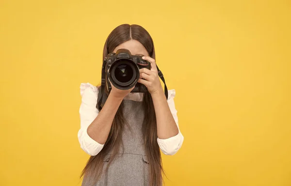 Szczęśliwy nastolatek dziewczyna fotograf robić zdjęcia z cyfrowy aparat fotograficzny, przestrzeń kopiowania, fotografowanie — Zdjęcie stockowe