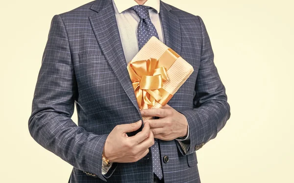 Обрезанный бизнесмен в деловом костюме держит коробку, изолированную на белом, бизнес-вознаграждение — стоковое фото