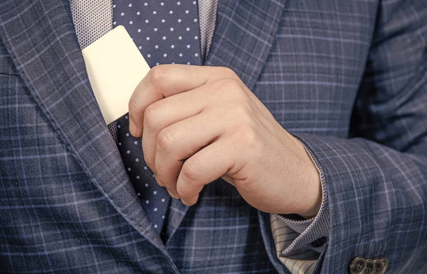 Erkek el, resmi takım elbise ceketinden kimlik kartı kesme, kimlik kartı, kopyalama alanı. — Stok fotoğraf