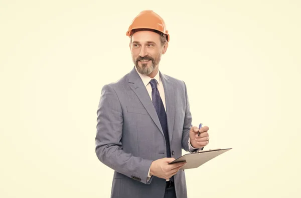 클립보드를 가진 성숙 한 상사. 헬멧을 쓴 사업가가 폴더를 들고 있다. 안전 사업 전문가 — 스톡 사진