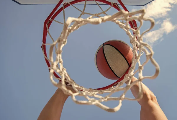 Chico dunking baloncesto pelota a través de red anillo con las manos, apuntar —  Fotos de Stock