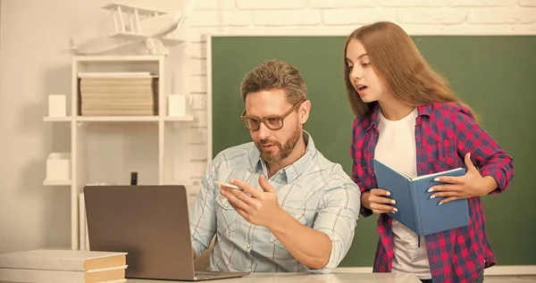 Privat lärare och barn hålla copybook. Familjehjälp. pappa och dotter använder anteckningsbok. — Stockfoto