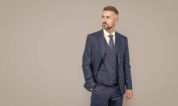 Empresario o gerente. moda formal masculina. Ceo profesional sin afeitar. confianza grizzled jefe — Foto de Stock