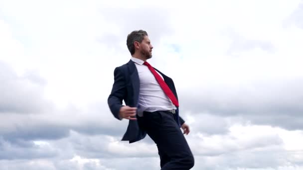 Uomo di successo capo in abito formale danza nel cielo nuvoloso, la libertà — Video Stock