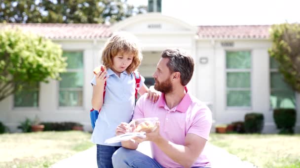 Heureux papa et enfant déjeuner à l'extérieur de l'école, ralenti, paternité — Video