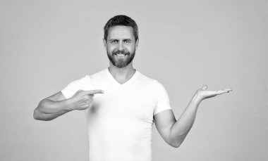 Reklamcıların her yerde. Ürünü sunuyorum. Buraya reklam koy, kopyalama alanı