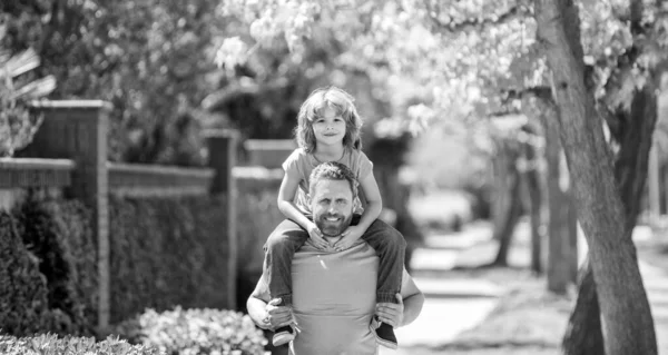 Pai feliz com filho passar tempo juntos no parque, passar o tempo — Fotografia de Stock