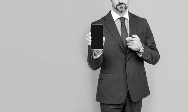 Säker affärsman i kostym demonstrera mobiltelefon, kopiera utrymme, modern gadget. — Stockfoto
