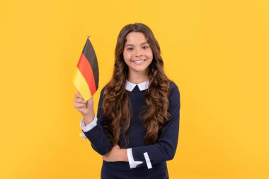 Mutlu çocuk Alman bayrağı taşıyor, yurtdışında okuyor.