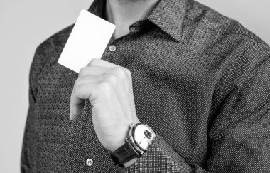 Kartını kendin gibi eşsiz yap. Erkek elinde boş bir kart. Kimlik belgesi. Gösterge Parçası