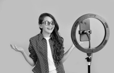 Blog lambası. Etkileyici iletişim. Neşeli genç kız selfie çekmiş..