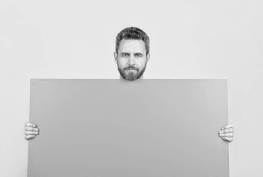 Terfi ve yaratıcılık için bir yer. Pazarlama tasarımın için. Neşeli sakallı adam