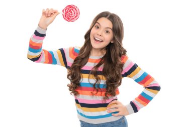 Beyaz arka planda izole edilmiş lolipop şekerli renkli kazaklı mutlu çocuk.