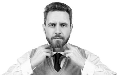 Formalite içinde giyinen olgun bir adam beyaz arka planda soyutlanmış, erkek modasında