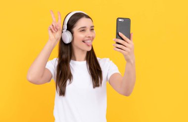 Modern eğitim çevrimiçi. İletişim teknolojisi. Kadın akıllı telefonda konuşuyor..