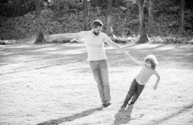 Eğlenmeyi asla bırakma. Aile eğlencesi. Baba ve oğul dışarıda yaz oyunu oynuyorlar. Mutlu adam ve çocuk