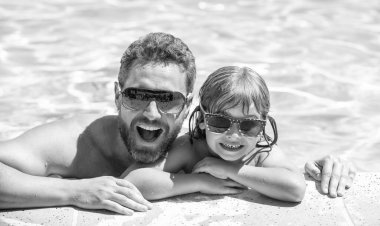 Babasıyla çocuk kaplıcada. Aile gününde yaz tatili.