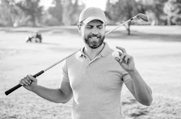 Actividade de Verão. esporte profissional ao ar livre. a mostrar bola de golfe. jogador de golfe masculino — Fotografia de Stock