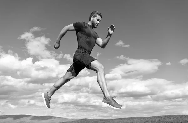 Спортсмен біжить до успіху або стрибає високо на фоні неба, спорт — стокове фото