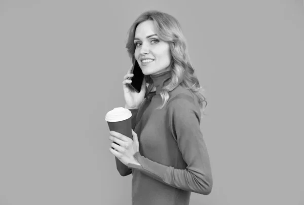 女人在讲电话拿杯子。移动通信。任何时候任何地方的流动咖啡或浓缩咖啡. — 图库照片
