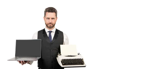 Hombre mostrando portátil y máquina de escribir aislado sobre fondo blanco, espacio de copia, tecnología —  Fotos de Stock