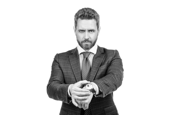 Бородатый бизнесмен в деловом костюме показывает наручные часы лицо изолированы на белом, крайний срок — стоковое фото
