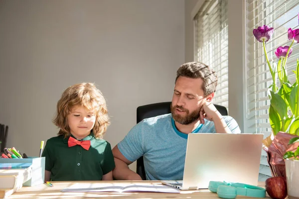 De vuelta a la escuela. padre e hijo concentrados usan la computadora en casa. familia y paternidad blog — Foto de Stock