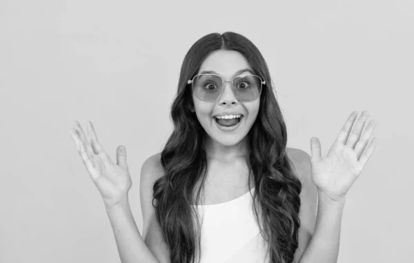 Veselý vtipálek v brýlích. cool teen dívka se baví v brýlích. užaslé dítě — Stock fotografie
