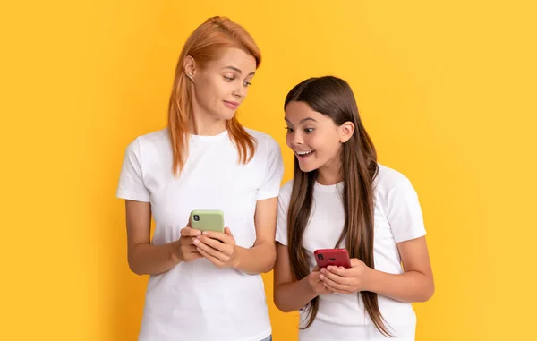 Aplicación de compras. tecnología de comunicación moderna. madre e hija escribiendo y enviando mensajes de texto. —  Fotos de Stock
