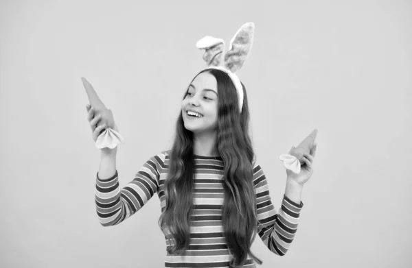 Eu quero comer. menina adolescente feliz usar orelhas de coelho. Feliz Páscoa. felicidade infantil. — Fotografia de Stock