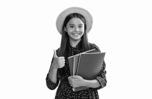 Ensino secundário. aluna com o polegar para cima. menina adolescente feliz com notebook. voltar para a escola — Fotografia de Stock