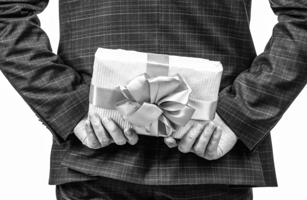 Bir sürpriz hazırlıyorum. İş adamı hediye kutusu tutuyor. Şirket hediyesi. Kadınlar Günü. — Stok fotoğraf