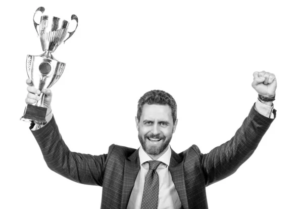 Framgångsrik affärsman i kostym hold champion cup företag belöning isolerad på vit, seger — Stockfoto