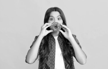 Mutlu çocuk tatlı jöleli donut ve yemekle eğleniyor.